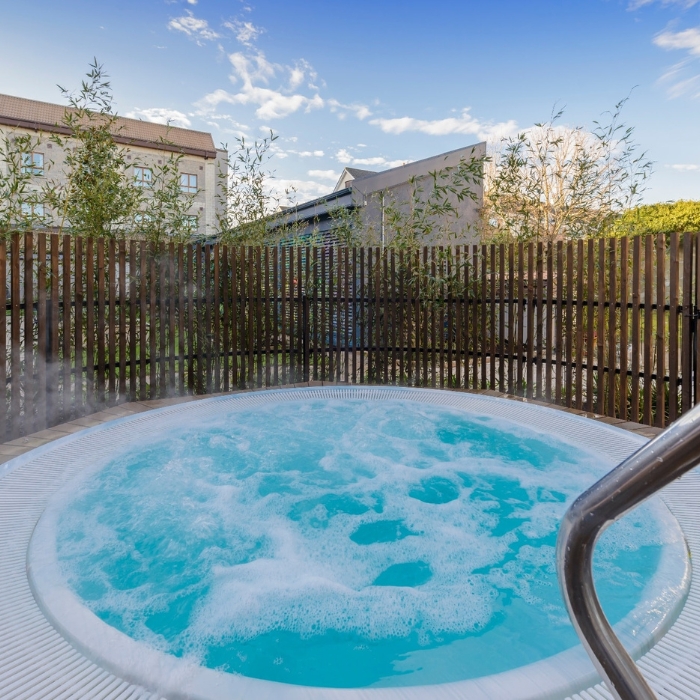The Clybaun Hotel&rsquo;s heated outdoor Canadian hot tub