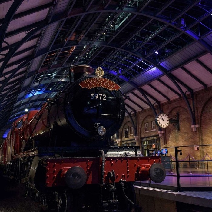 The original Hogwarts Express locomotive on display at Platform 9&frac34;