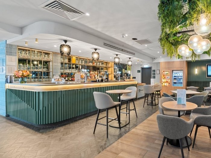 Contemporary bar and lounge at Holiday Inn Luton North