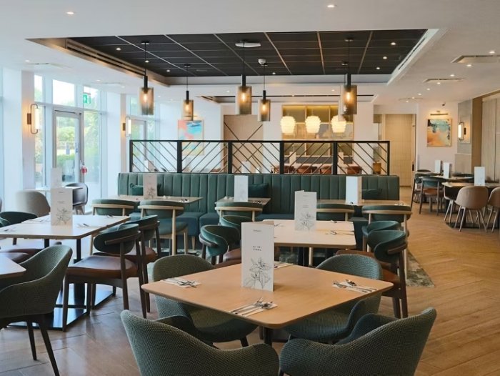 Restaurant seating at Holiday Inn Luton North