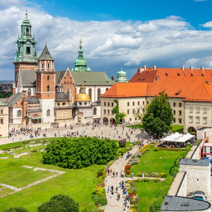 Krak&oacute;w's Wawel buildings and green courtyards